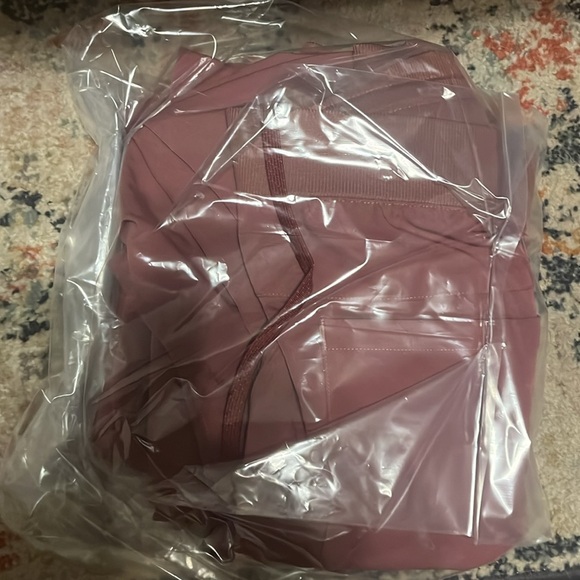 Maroon size 3X Fabletics, scrubs new without tags - Picture 3 of 3